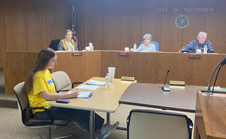 Addy Lack takes a seat at the media table during the  city council meeting on Feb. 3, 2025.  Interning with Julie Talton, she is learning the ins and outs of  local boards and council reporting.  Pictured behind Addy is Linda Farris (Ward One), Sharon Stewart (Ward two) and Mayor Eddy Parker. Look for her own meeting recap in a future issue. Countywide & Sun/Julie Talton