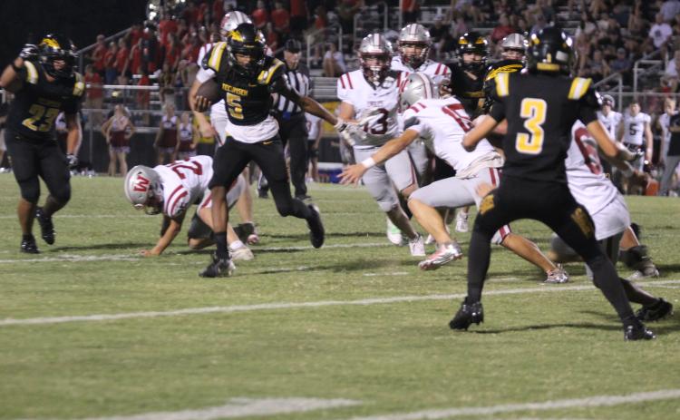 Senior Sylis Grayson dodges the defense in the Sept. 4 game. Natasha Dunagan, Countywide & Sun