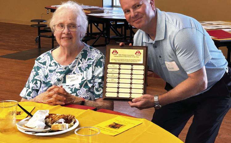 Dale Alumni Association President Tim Kunze poses with Jerry Poole Lewis. Lewis is a 1964 graduate of Dale Public Schools. She spent many years serving on the Alumni Association board, helping to keep it running. Suzie Campbell, Countywide &amp; Sun