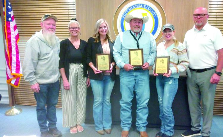 Wanette Public Schools (WPS) awards Commissioners plaques of appreciation for their assistance in purchasing the first school buses owned by the school. Pictured from left: WPS Maintenance Supervisor Mark Rodman, WPS Principal Cindy Horn, County Commissioners Abby Thompson, Greg Rush, and Melissa Dennis, and WPS Superintendent Scott Douthit. Bill Rooth, Countywide &amp; Sun