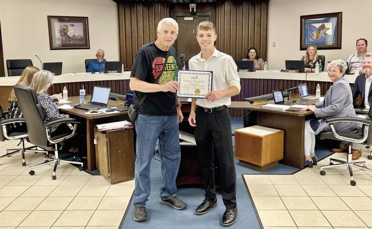 Mayor Ed Bolt recognizes Shawnee High School Pole Vaulting State Champion Keifer Landes during the June 17, 2024 meeting. Countywide & Sun/Suzie Campbell