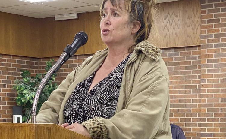Daria Thomas expresses concerns over tree limbs in neighbors yard during public comments at the Tecumseh City Council meeting on Jan. 2, 2024. Countywide & Sun/Julie Talton