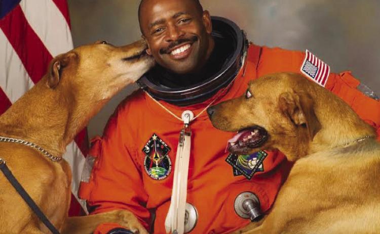 Leland Melvin and his dogs for his official NASA portrait. (Credit: NASA)