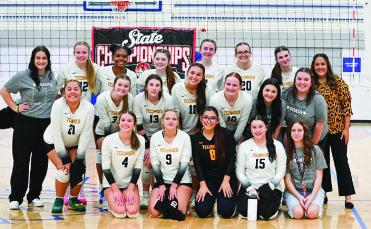 The Tecumseh High School Volleyball Team, along with Assistant Coach Natalie Whiteman, far le, and Head Coach Megan Laughlin, far right, pose aer playing in the OSSAA Class 4A Volleyball State Quarter als, for the st time in school history. _ey faced Community Christian School at Sapulpa High School on Oct. 17 and lost, 0-3. _e Lady Savages end their season with a record of 22-13. Photo courtesy of Kenetta Lisenbee.