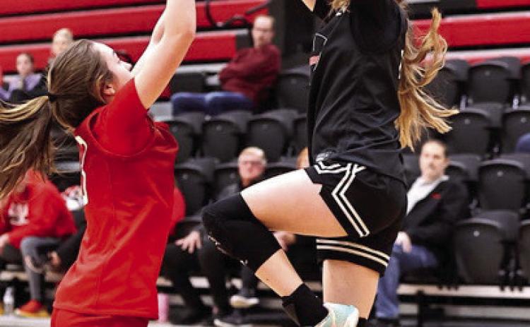 Kadence Munn shoots one in over the Prague player.